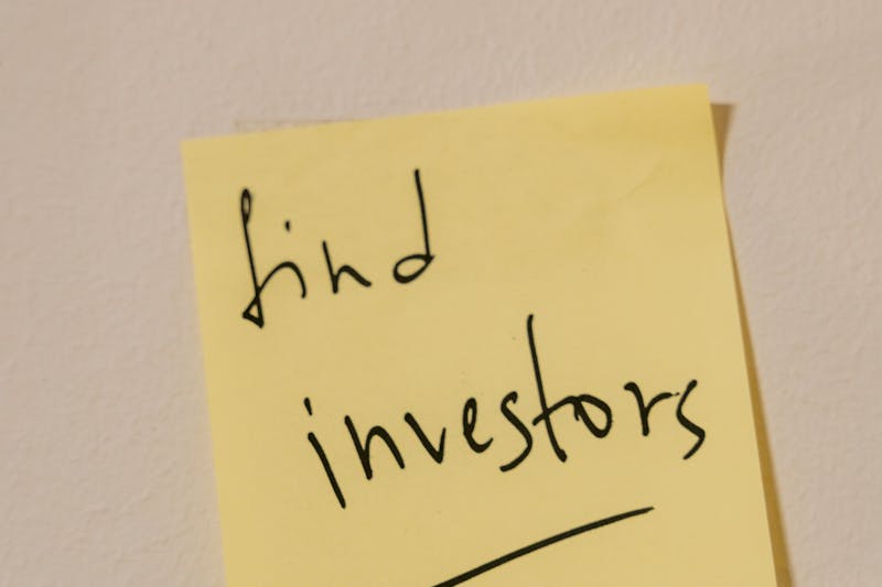 "find investors" written on a yellow piece of paper
